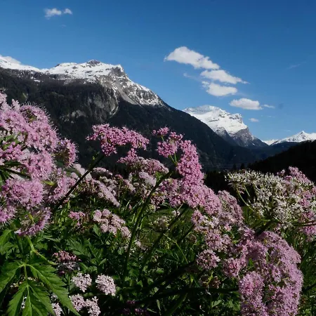 Boulder, Wandern, Naturpark, Berge Geniessen Und Mit Rabatt Ins Mineralbad *